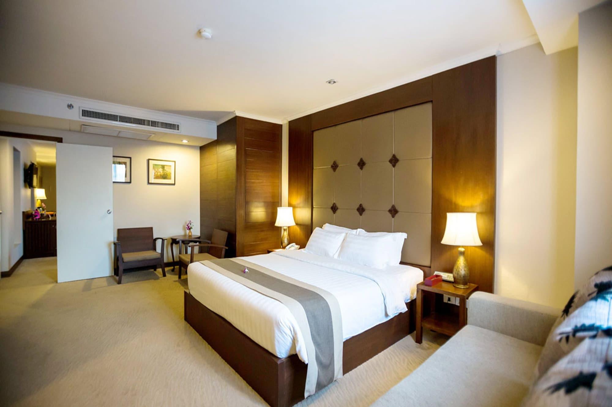 Отель Movenpick Suriwongse 4*
